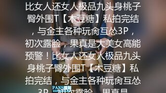 国内超漂亮的花裙子小姐，对着镜子练习微笑，最后好像发现被拍了，B毛超级多，欲望强的女人（原档）