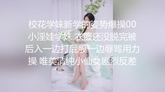 估计是刚刚洗完澡寂寞了拿根假鸡鸡安慰自己