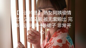 爆乳眼镜小美女，按着脑袋一顿插嘴，无毛干净粉嫩小穴，啪啪啪爆操，浴室尿完尿，再继续猛干