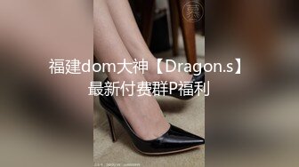 脸上红扑扑极品御姐居家发骚，带子情趣装开档黑丝，坐椅子上抬起双腿假屌爆插