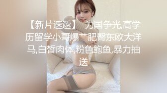 冒死爬窗偷窥楼下的少妇刚洗完澡光溜溜的出来换衣服