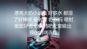 大长腿性感小姐姐购买情趣用品发骚抠逼，快递员看到后走进屋抱住她就亲吻揉搓