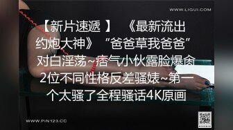 两个年轻小妹被纹身小哥疯狂蹂躏直播精彩大秀，全程露脸一个舔乳头一个舔鸡巴，被小哥揉奶抠逼道具玩各种草