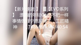 新人下海00后嫩妹！脱光光贫乳！翘起屁股看穴，给炮友带上套子插入，小妹妹很听话