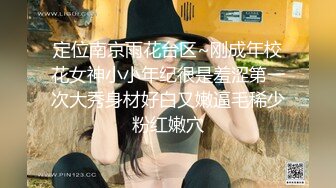 白嫩美乳嫩妹抖臀玩屌跳蛋塞穴道具抽插深喉