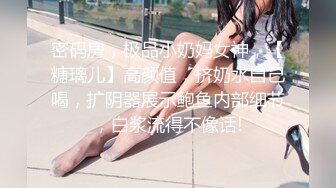 公园偶遇出来跑步的眼镜女孩没穿内裤休息的时候??露出茂盛的黑逼毛