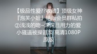   科技园女厕蹲守牛仔裤大美妞毛丛间阴户高高突起就开一个小缝