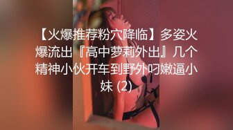 高颜值美女边看A片忍不住流水不止太有感觉了，湿淋淋的阴户三根手指撑满小穴，一库一库白浆被不断扣弄出来!