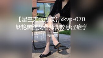 《极品CP魔手外购》集体公寓女厕双机位全景偸拍各种学生和上班族小姐姐方便，逼脸同框全身有美女有美逼 (15)