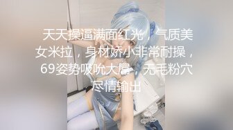 镜子前欣赏老婆