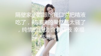 与老婆在窗台做爱，海滩上都是人，渴望被发现被偷窥，‘头抬起来，像昨天一样，多人干你’，妻子淫荡的叫声好大好骚！