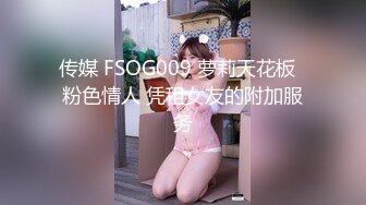 刺激绿帽老公抱着老婆，老婆被单男操。