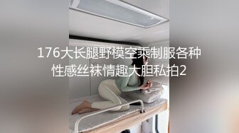  纯情小骚妹露脸被小哥哥们轮草，全程露脸大秀直播，跟狼友互动撩骚听指挥