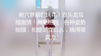 胸前纹身美乳妹妹撩起衣服豪乳露出，振动棒抽插无毛嫩穴，摆弄各种姿势