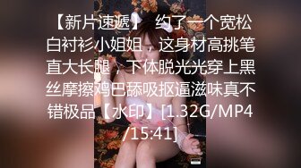 身材火辣丰满尤物美女 约到酒店坐腿上搂在怀里 这滋味太销魂了 柔软勾人欲望沸腾