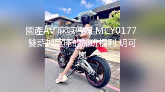 温柔甜美小姐姐操逼 旁边摄影老哥解说 大白美臀骑乘位  爽的妹子啊啊叫