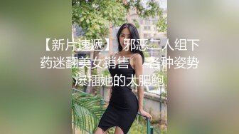  激情4P玩弄床上的两位年轻女奴，撅着屁股让两位小哥把跳弹塞进逼里扩阴器玩弄