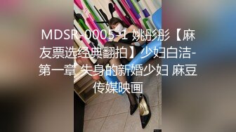 KTV厕所偷拍喝醉的美女趴在马桶上吐✿来个捡尸的屌丝男把她内裤脱了想上她