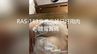 粉色睡衣白皙韵味少妇，露脸吃大屌，多方位吮吸肉棒逼逼也不黑，女上位后入俯视角度操逼花样很多