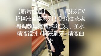 漂亮美少妇一边玩手机一边尿尿 下面有点黑 真的是人美B遭罪