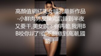 四兄弟一起群啪拜金少妇，大哥先啪，其他兄弟玩奶，'想舔，要你们舔奶 舔我呀'，少妇发声了，岂能不让她爽，舔！见过最开心的群交 爽！