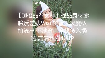 性感的无毛白虎逼小少妇露脸镜头前发骚，陪狼友互动揉捏骚奶子，白虎逼逼给狼友看，尿尿特写展示不要错过