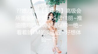 约了两个性感白衣妹子玩双飞，一只棒棒让两个妹子玩得不亦乐乎