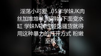 用假鸡巴勾引一下她居然就骚成这样