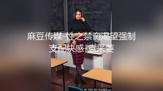  骚狐狸巡街下午溜达公园勾引路人，‘随便聊一会嘛，我没有男朋友’，