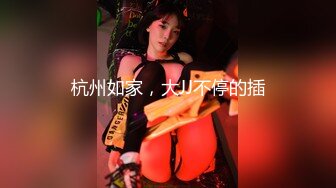 【新片速遞】  单位女厕全景偷拍美女同事的无毛小光板