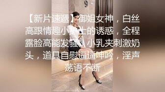  幸福老哥啪啪00后嫩妹子边操旁边还有个妹子舔奶，掀开被子上位骑乘后入抽插童颜大奶