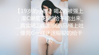 气质甜美酒窝女神今天黑色内衣丁字裤，解开内衣掏出白皙美乳揉捏，拨开丁字裤掰开极品粉穴，浴室洗澡湿身诱惑