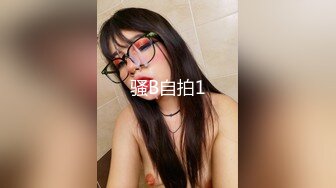   苗条妹子白嫩粉木耳戴套男上姿势狂插肛门，前面用道具，前后双插，女的要上天了不停的求饶