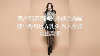 网红女神伊娃剧情与小哥玩扑克输了脱衣服受不了极品八字大奶直接在地板上啪啪