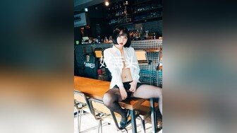 【新片速遞】  写字楼女厕黑衣白裤红指甲美职员❤️强劲的嫩穴把密长阴毛全冲开了