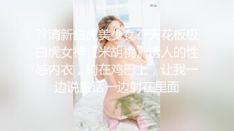  苗条妹子白嫩粉木耳戴套男上姿势狂插肛门，前面用道具，前后双插，女的要上天了不停的求饶