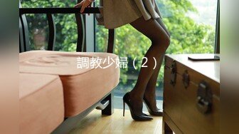 眼镜骚女两女一男3P淫乱大战，白皙奶子边口交边被后入，上位骑乘抽插一脸享受，双腿肩上扛轮换着猛操