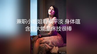  皮肤很白身材苗条的极品女神，和双男无套，前后夹击淫乱至极