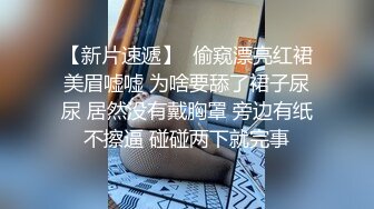 【新片速遞】女朋友和同城陌生男一起玩3p，握着男友的鸡巴被单男操着，小哼着淫声 骚！