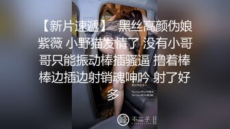   榨汁机小妹妹白丝诱惑跟狼友互动撩骚，按摩棒玩弄逼逼撅着屁股给狼友看