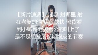 奶水充足的哺乳期少妇，全程露脸激情大秀肚兜情趣装诱惑漏出骚奶子挤奶水