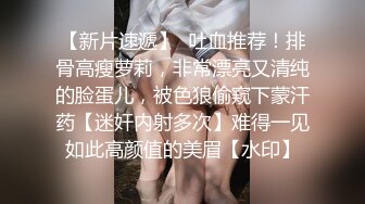 性感高靴牛仔裤妹子特写口交乳交摸逼穿着靴子抬腿猛操