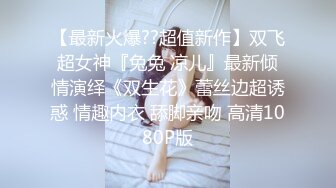 波哥载着单位的熟女少妇在自家的SUV里车震 那叫一个爽