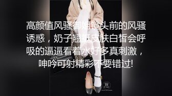 大神潜入食品厂女厕 上帝视角全景后拍几个美女员工嘘嘘