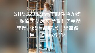 直接在厕所门口守候偷拍女同事尿尿